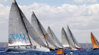 barche a vela grigie in mare che gareggiano in una regata 